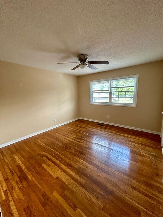Building Photo - Spacious 2BR Townhome Near Downtown Carrbo...
