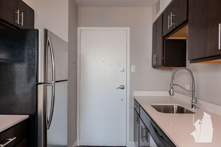 Building Photo - 5600 N Sheridan Rd