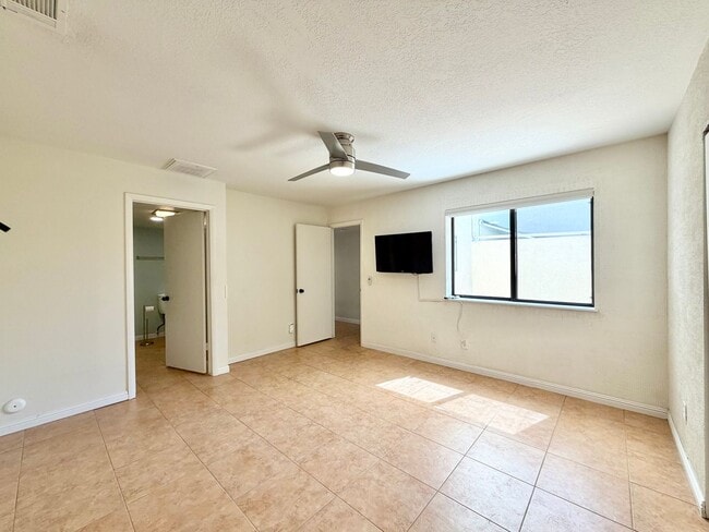 Building Photo - 112 Willow Lake Dr