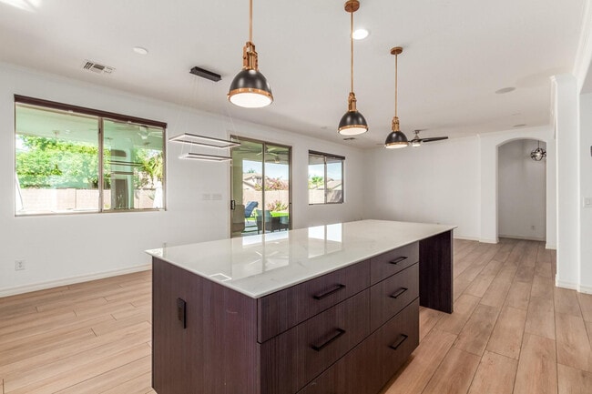 Building Photo - 622 W San Carlos Way