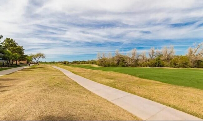 Building Photo - 4925 E Desert Cove Ave