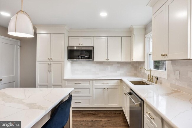 Building Photo - 113 W Albertson Ave