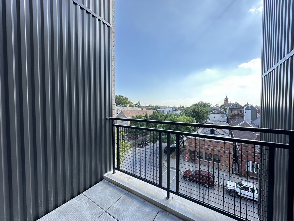 Building Photo - 2100 W 18th Pl