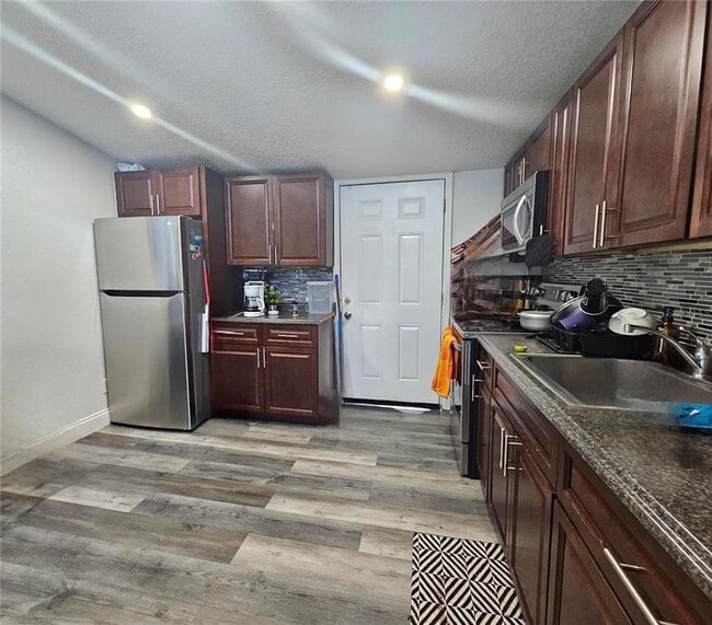 Building Photo - 2955 Sun Pointe Ct