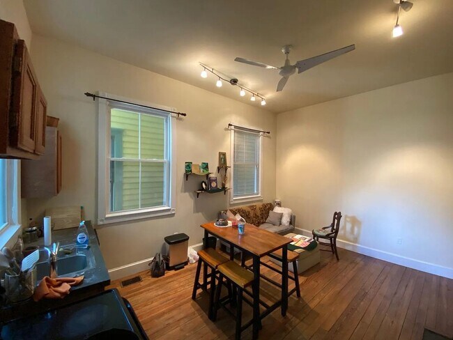 Building Photo - 211 W 38th St