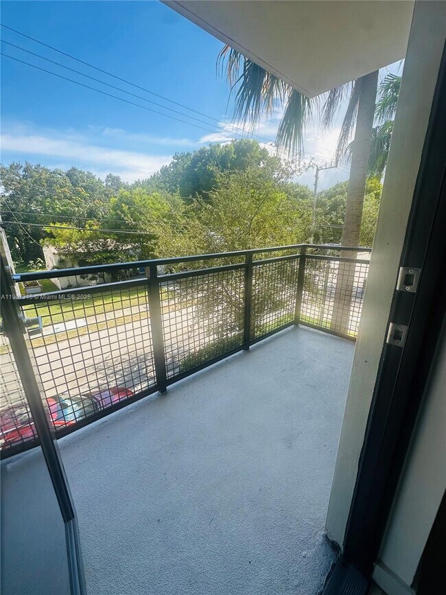 Building Photo - 817 SE 2nd Ave