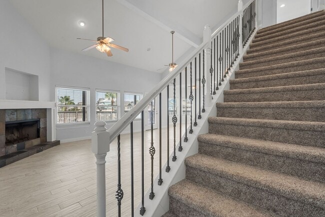 Building Photo - Waterfront Living at Its Best – For Rent on Tiki Island