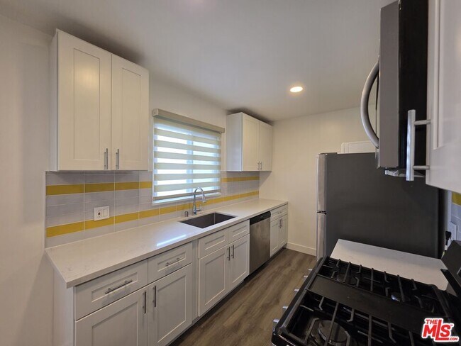 Building Photo - 707 Strand St