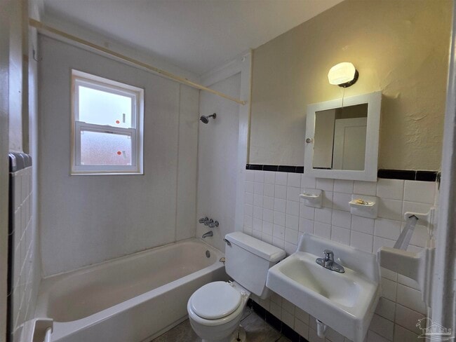 Building Photo - 203 SE Syrcle Dr