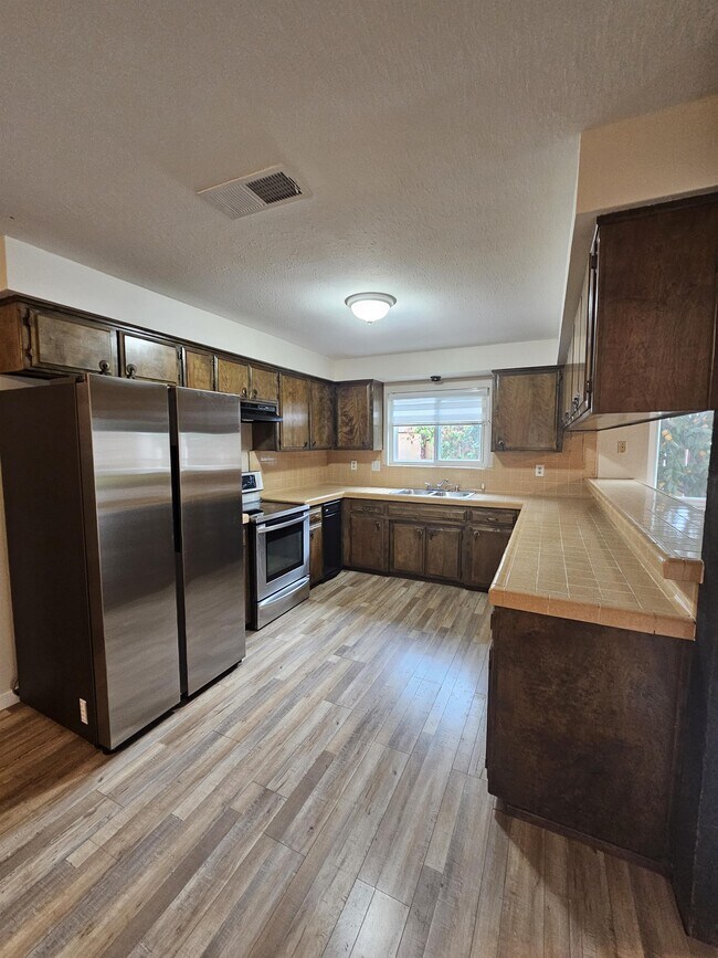 Building Photo - 812 Greenwich Dr