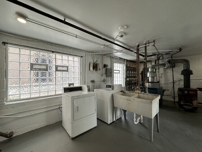 Building Photo - 2750 W North Shore Ave