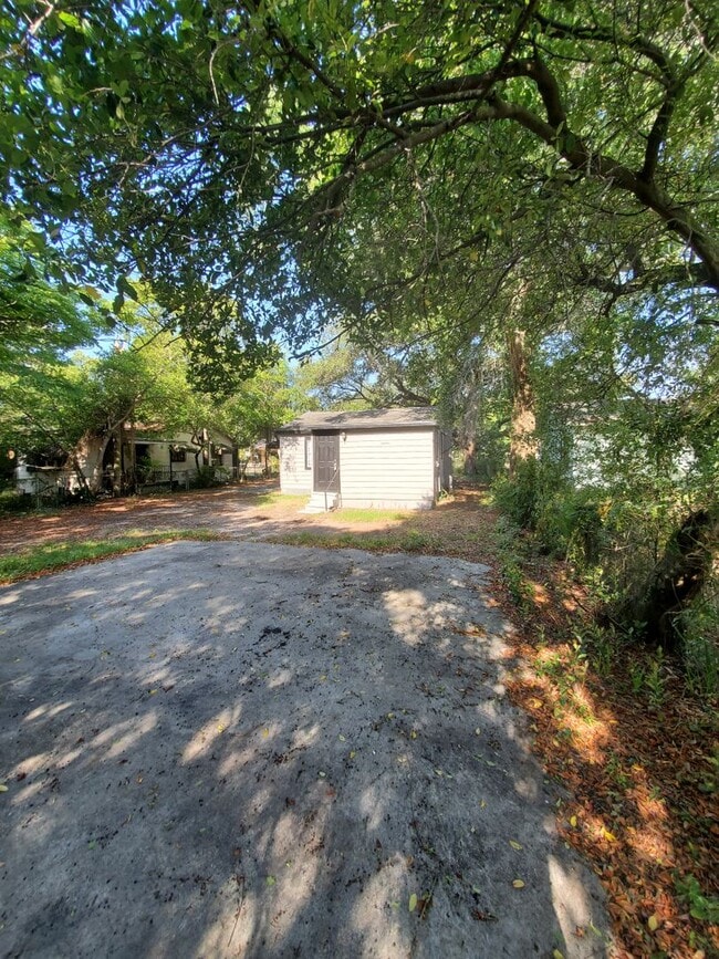 Building Photo - Cute & Cozy 2 Bedroom Cottage in Tampa $1550 Move in July 1 2026