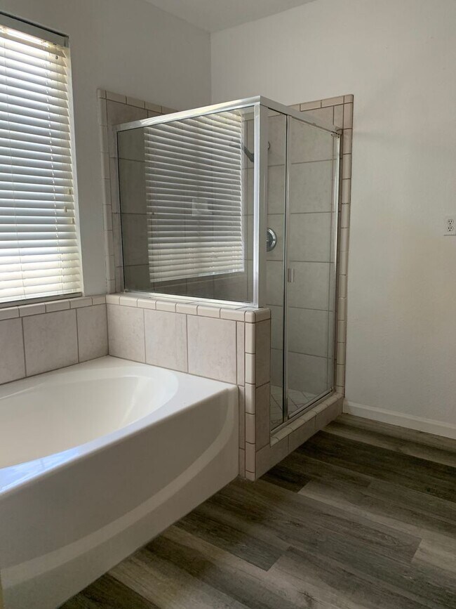 Building Photo - 6 BR 3 BA 2 Story home available in Visalia now