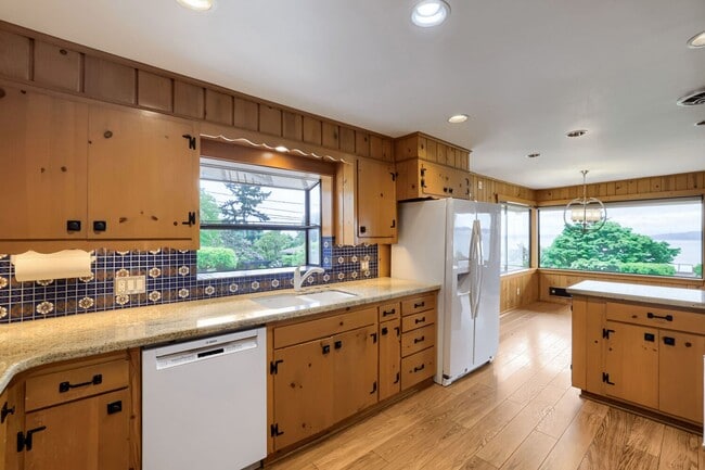 Building Photo - Charming 4-Bedroom, 3-Bath Home + Den in Alki Neighborhood with Panoramic Puget Sound Views!