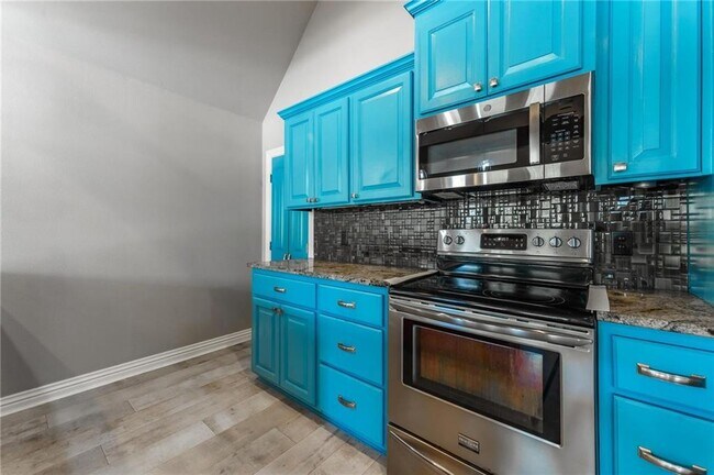 Building Photo - 3210 SW Hillstone Ave