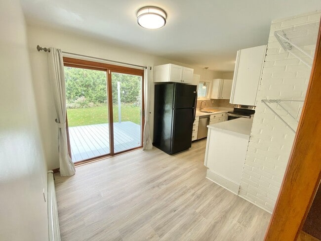 Building Photo - 3 Bedroom House South End Neighborhood Burlington Available in September !
