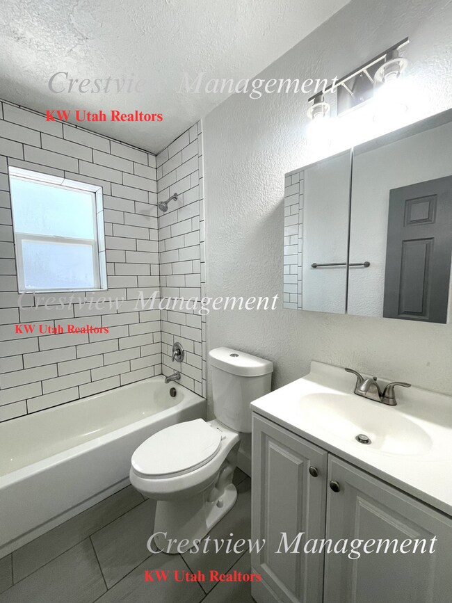 Building Photo - 452 E Lambourne Ave