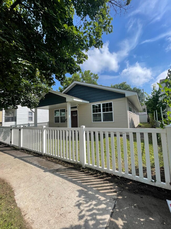 Building Photo - 468 Case Ave