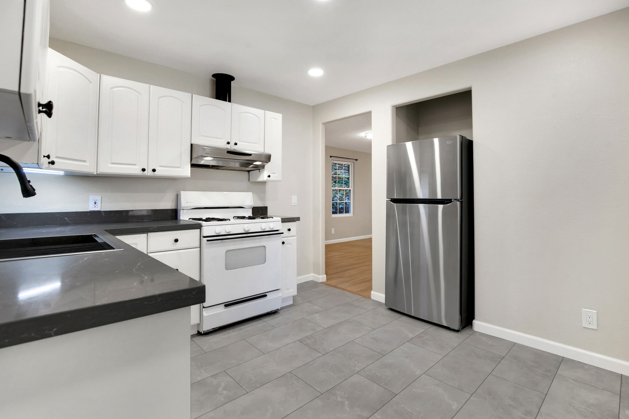 Building Photo - 504 Eden Ave