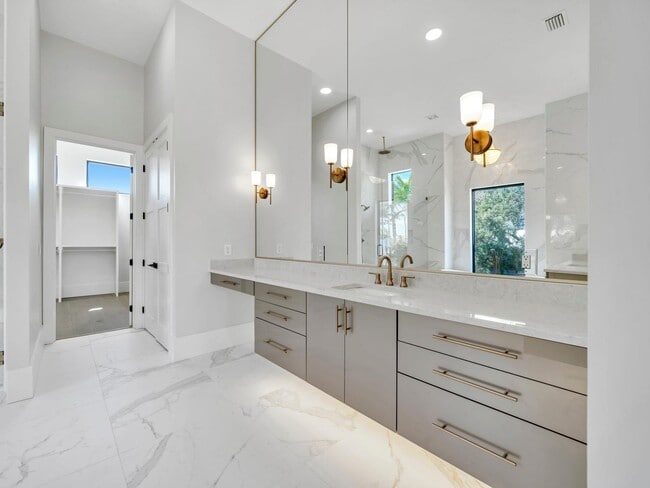 Building Photo - 330 Kelly Plantation Dr