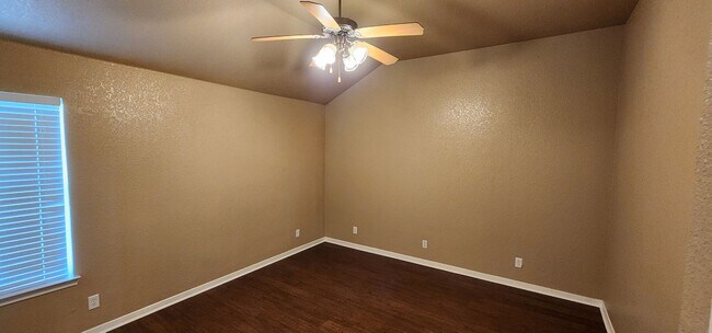 Building Photo - 3 Bedroom / 2 Bath Duplex – Text 201-231-7228 or Call 254-634-7698 for more info