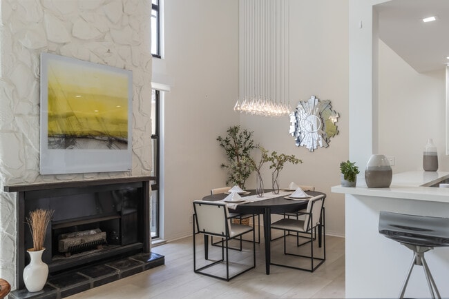 Building Photo - 1007 S Catalina Ave