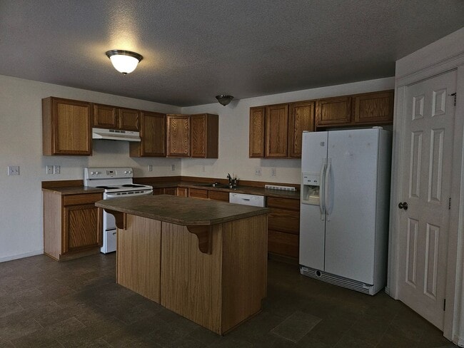 Building Photo - Strawberry Heights Home