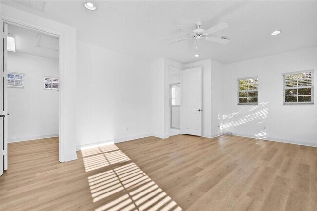 Building Photo - 556 Tomahawk Ct