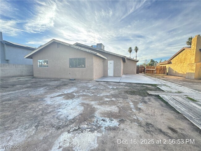 Building Photo - 3674 Duneville St