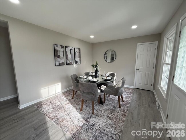 Building Photo - 2411 Kimway Dr
