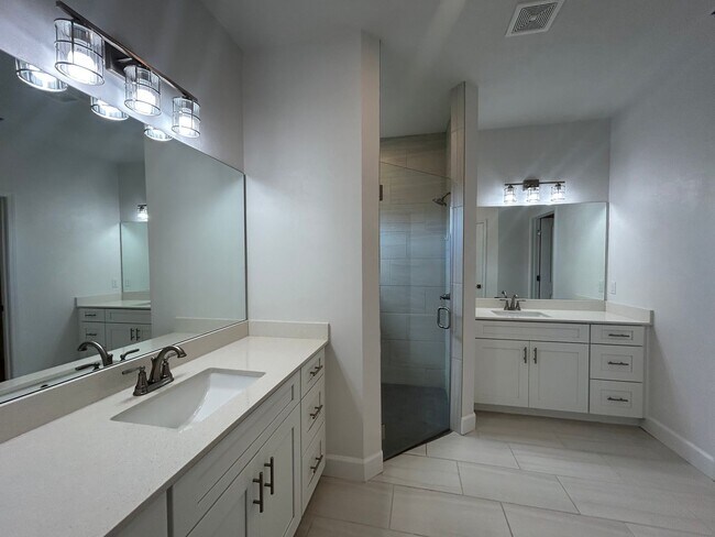 Building Photo - Immaculate 3/2 with Yard, Garage, and Pet ...