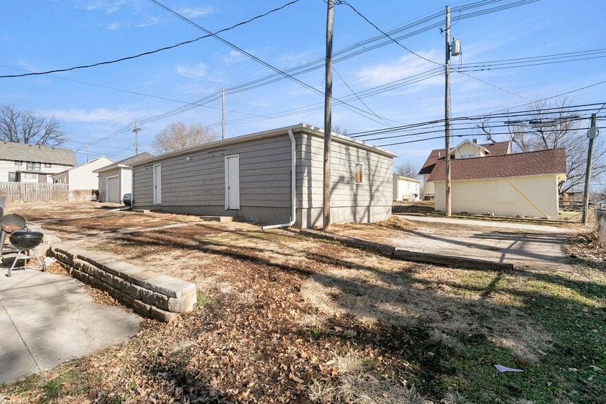 Building Photo - 336 S 5th St