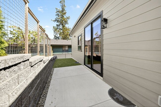 Building Photo - Newly Built Ashland Gem with Fireplace & S...
