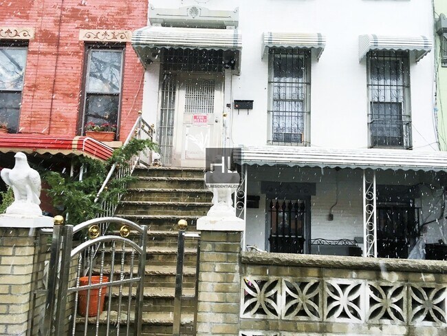 Building Photo - ROOM FOR RENT EVEYTHING INCLUDED  HALSEY S...
