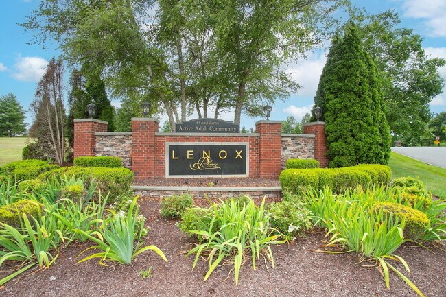 Building Photo - Single-level 2-bed, 2-bath townhome in 55+ community with pool, clubhouse, fitness center and gro...