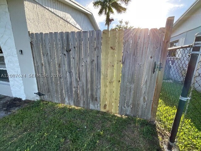 Building Photo - 14202 SW 110th Ave