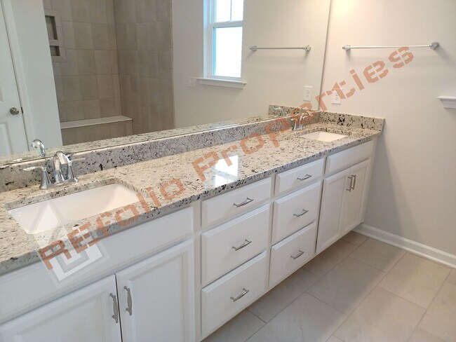 Building Photo - Gorgeous 4 Bedroom House with 1st Floor Pr...