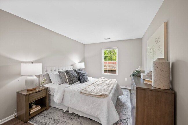 Building Photo - Luxurious 2 Bed 1 Bath Condo With Balcony ...