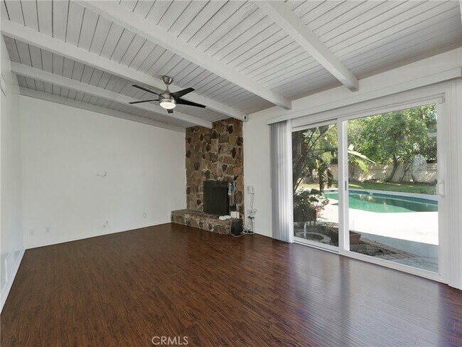 Building Photo - 10918 Reseda Blvd