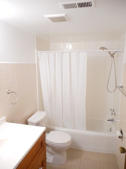 Building Photo - 1615 Reetz Rd