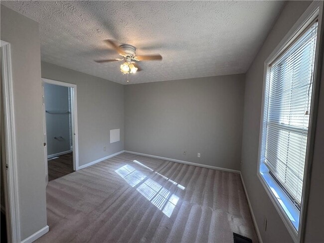 Building Photo - 502 Oakwood Ct