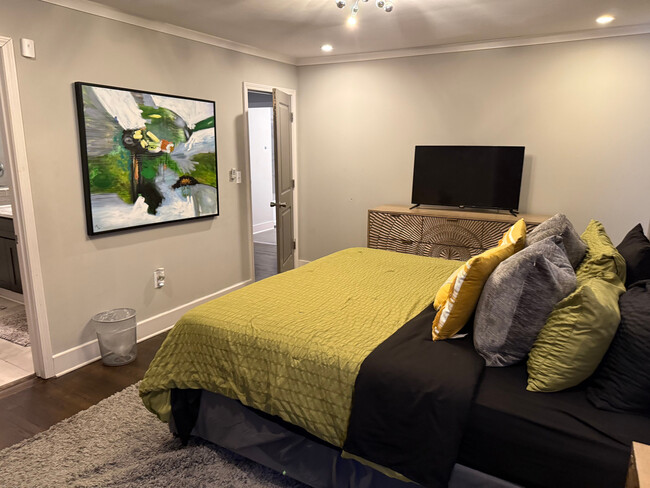 Building Photo - Room in House on Edgewater Dr SW
