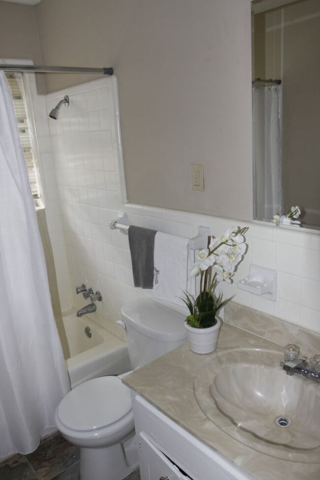 Building Photo - 3017 Domar St