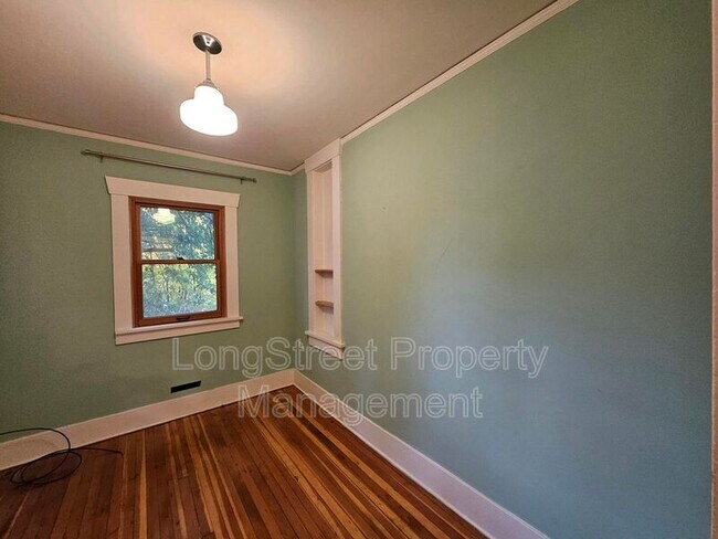 Building Photo - 636 N Shaver St