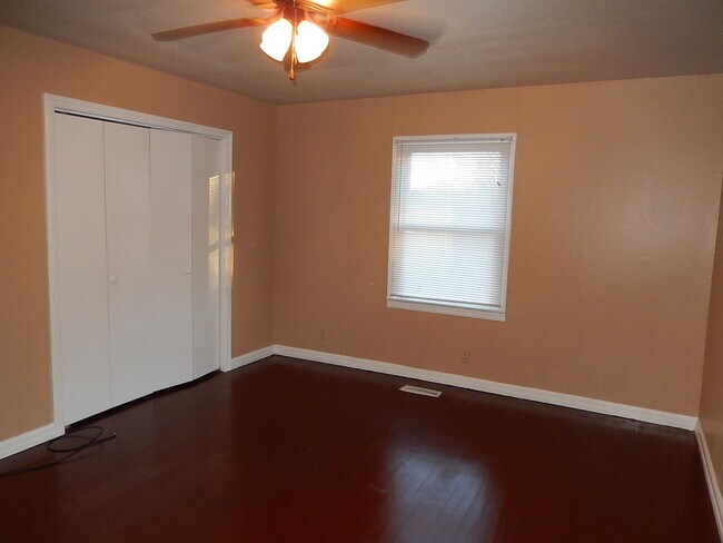 Building Photo - SPACIOUS Quincy 2/1 w/ Wood Floors, All New Windows, New Deck, over 1200 sq ft, & More! $1095/mon...