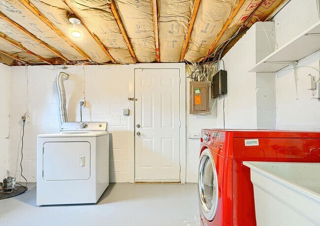 Building Photo - Updated End-of-Group Townhome with Finished Lower Level, Fenced Yard & Community Pool