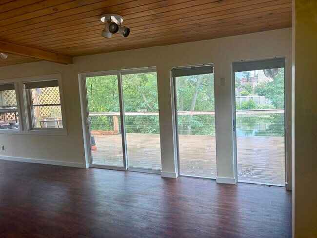 Building Photo - 192 Front St