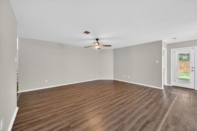 Building Photo - 3304 Glenmore Dr