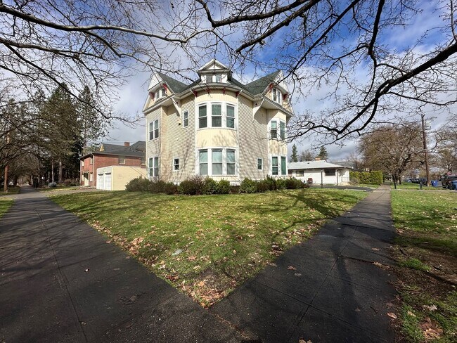 Building Photo - L986