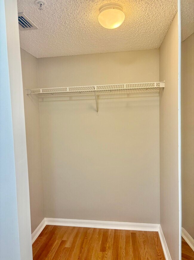 Building Photo - 900 Crestwood Ct S